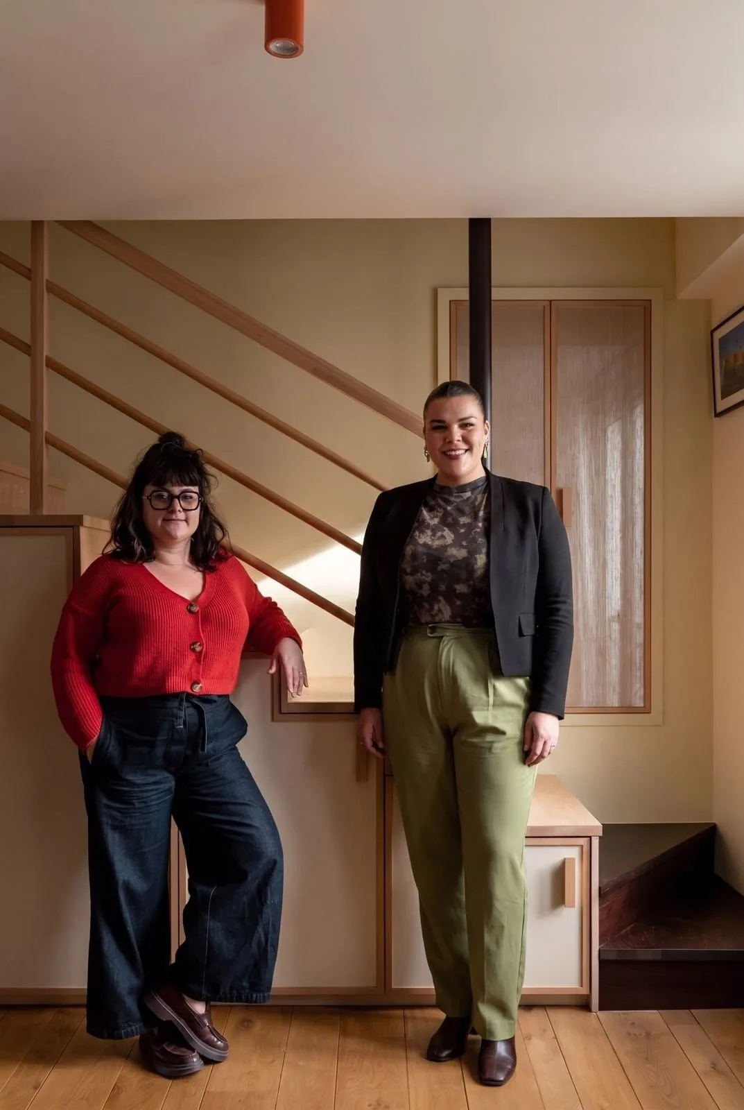 Chloé et Marie-Camille de Studio Emsé, au pied de l'escalier du projet Vavin à Paris — architecte d'intérieur Paris