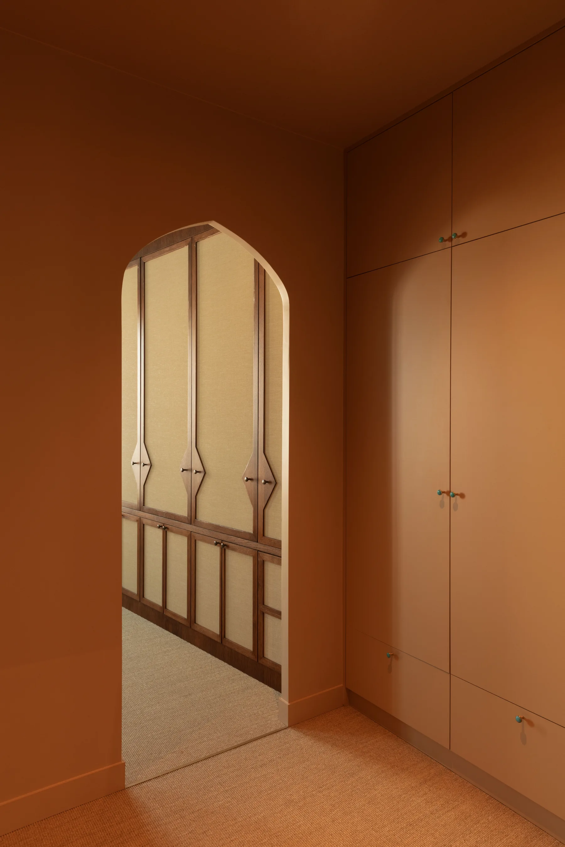 Le dressing terracotta et son arche pointue